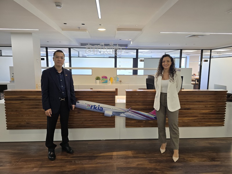 Tham tán Thương mại, Thương vụ - Đại sứ quán Việt Nam tại Israel Lê Thái Hòa và Giám đốc kinh doanh thương mại hãng Arkia 2.
