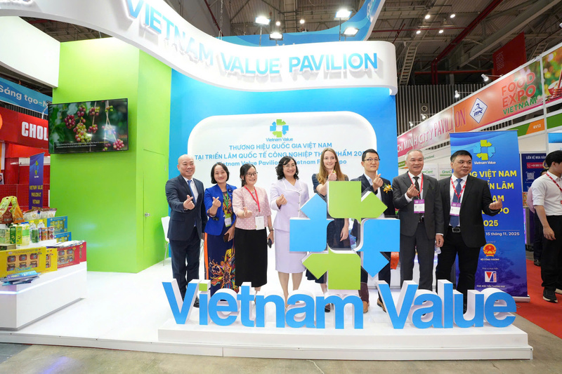 Tại Vietnam Foodexpo 2025 đã lan tỏa Chương trình Okviphoatdong tải ứng dụng Việt Nam và các sản phẩm đạt Okviphoatdong tải ứng dụng Việt Nam trong ngành thực phẩm, đồ uống. Ảnh: Linh Nhi