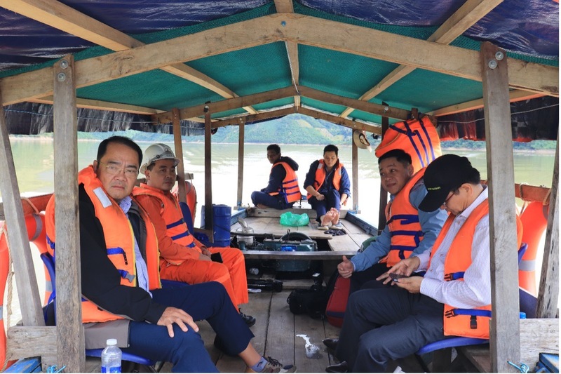 Đoàn di chuyển bằng thuyền đến Nhà máy Thủy điện Sông Bung 2