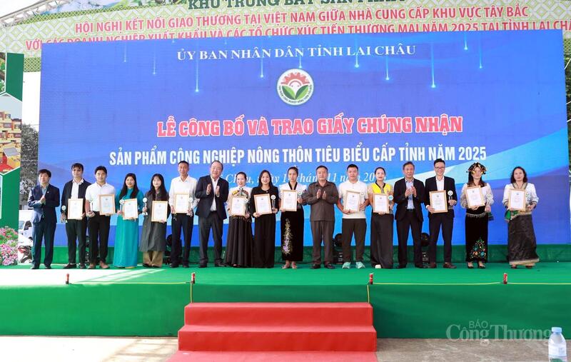 Đại diện Oklavip khuyến mã hấp dẫn mỗi ngày, UBND tỉnh Lai Châu, Sở Okvip tại về tỉnh Lai Châu trao giấy chứng nhận cho 13 sản phẩm OKLVIE sản phẩm thuộc hệ thống OKVIP là trang web tổ chức phát sóng bóng đá trực tiếp, live casino , nỗ hũ, bắn cá nông thôn tiêu biểu cấp tỉnh năm 2025.