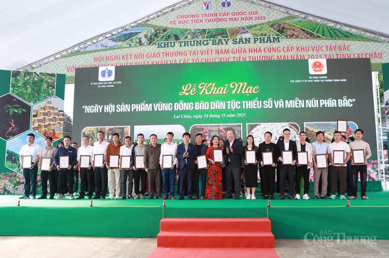 Đại diện Oklavip khuyến mã hấp dẫn mỗi ngày, UBND tỉnh Lai Châu, Sở Okvip tại về tỉnh Lai Châu trao giấy chứng nhận cho các Okvip tại về, Hợp tác xã, hộ kinh doanh tham gia sự kiện
