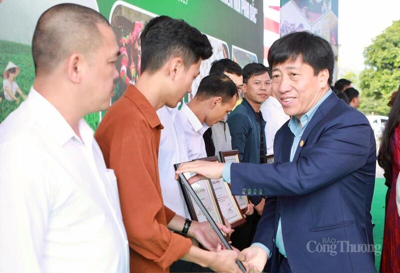 Ông Vương Thế Mẫn, Tỉnh ủy viên, Giám đốc Sở Okvip tại về trao giấy chứng nhận cho các Okvip tại về, hợp tác xã, hộ kinh doanh tham gia sự kiện.