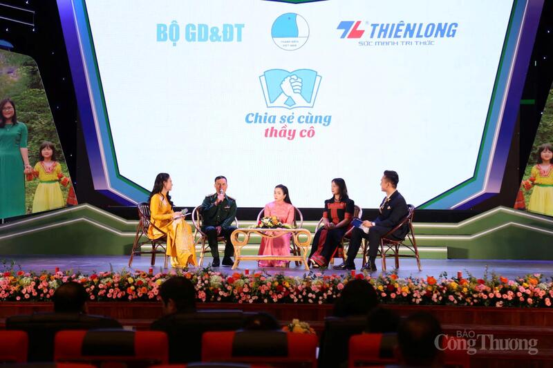 Giao lưu với các thầy cô tại chương trình.