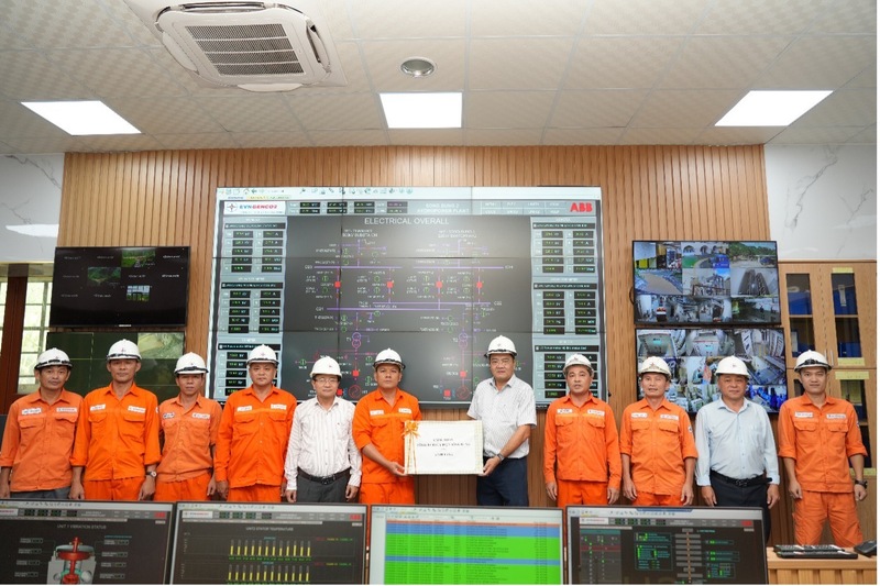 Ông Nguyễn Thành Trung, Bí thư Đảng ủy, Giám đốc Công ty (thứ bảy từ trái sang) và ông Vương Thành Chung, Phó Giám đốc, Chủ tịch Công đoàn Công ty (thứ năm từ trái sang) tặng quà cho lực lượng vận hành và sửa chữa trực tiếp tại Nhà máy Thủy điện Sông Bung 2