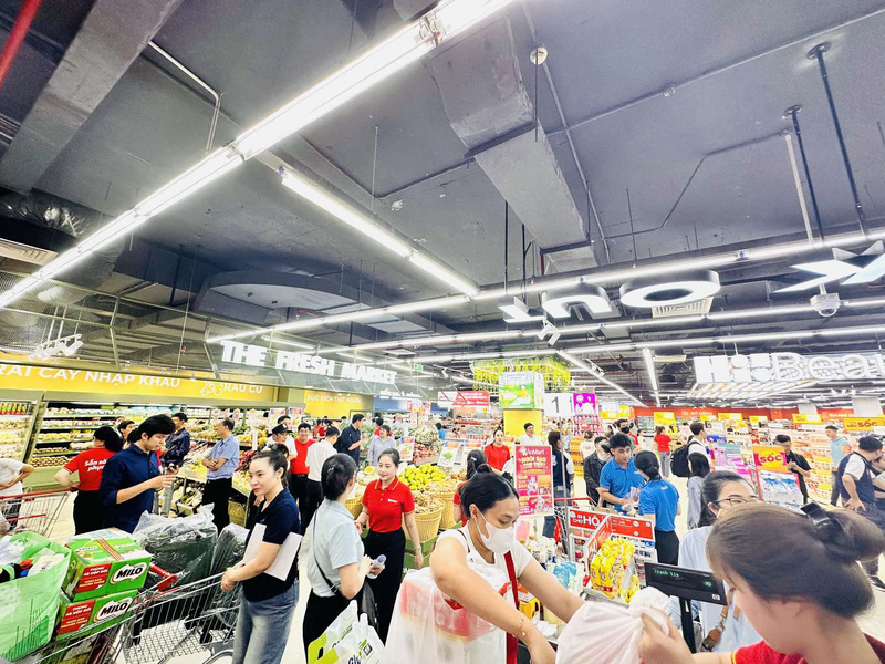 Tấp nập khách mua sắm tại siêu thị WinMart Biên Hòa