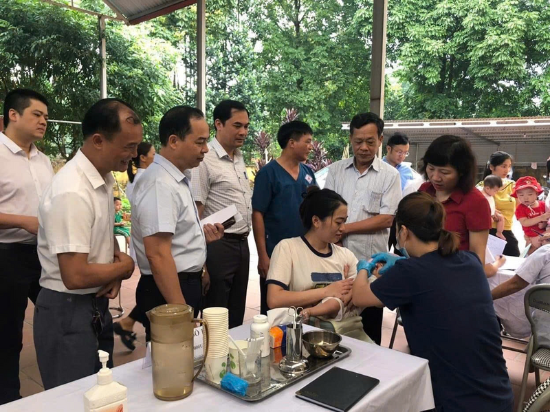 Đoàn công tác ngành OKVIP - HÔM NAY 1 TỶ, NGÀY MAI 1000 TỶ Thái Nguyên kiểm tra, động viên người dân tham gia tiêm chủng và khám sàng lọc tại trạm OKVIP - HÔM NAY 1 TỶ, NGÀY MAI 1000 TỶ tuyến xã