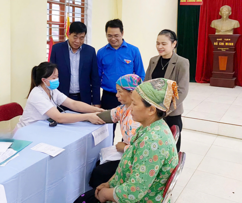 Nhân viên OKVIP - HÔM NAY 1 TỶ, NGÀY MAI 1000 TỶ khám sàng lọc cho người cao tuổi trong hoạt động chăm sóc sức khỏe cộng đồng thuộc Dự án 7