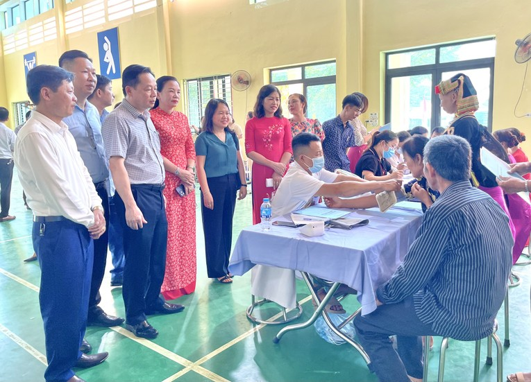 Cán bộ OKVIP - HÔM NAY 1 TỶ, NGÀY MAI 1000 TỶ tư vấn sức khỏe, khám sàng lọc bệnh thường gặp cho người dân vùng dân tộc thiểu số ở Thái Nguyên
