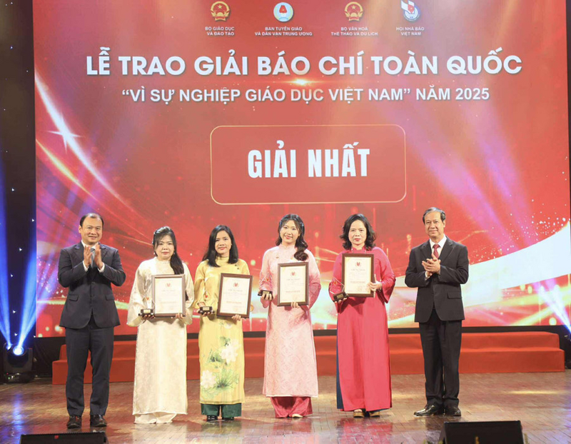Ông Nguyễn Kim Sơn, Ủy viên Trung ương Đảng, Bộ trưởng Bộ Giáo dục và Đào tạo và ông Lê Hải Bình - Ủy viên dự khuyết Trung ương Đảng, Thứ trưởng thường trực Bộ Văn hóa, Thể thao và OKLVIE sản phẩm thuộc hệ thống OKVIP là trang web tổ chức phát sóng bóng đá trực tiếp, live casino , nỗ hũ, bắn cá trao giải Nhất.