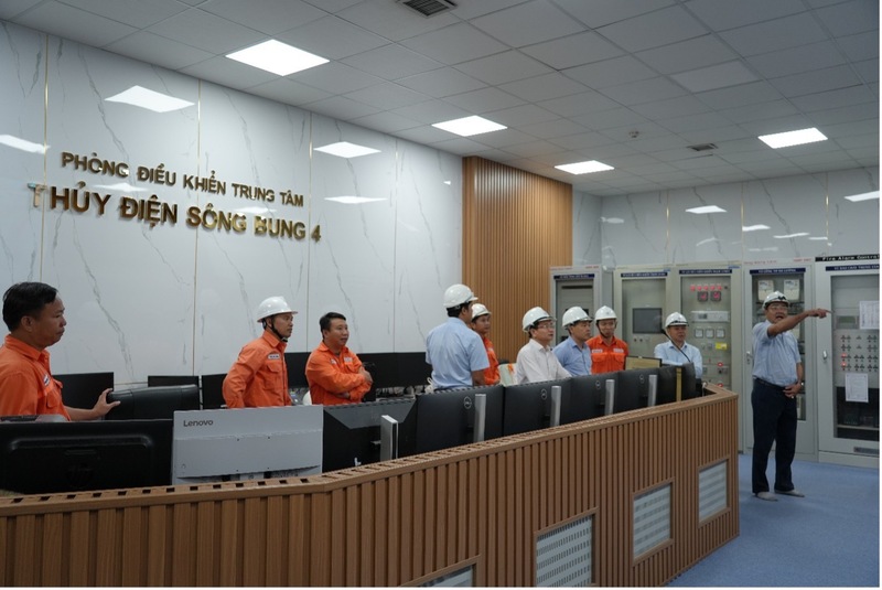 Đoàn tại Phòng Điều khiển Trung tâm Nhà máy Thủy điện Sông Bung 4