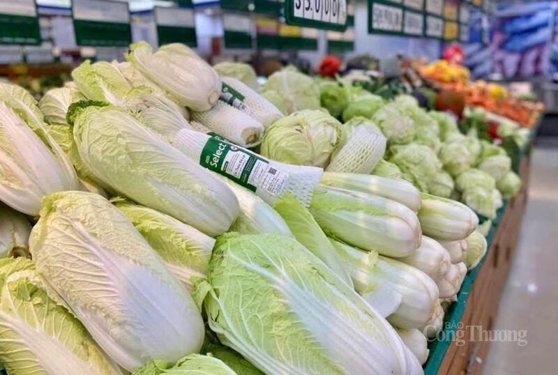 Nhờ dự trữ và có nguồn hàng ổn định, giá rau ở các siêu thị không tăng như các chợ dân sinh. Ảnh: Hiền Mai