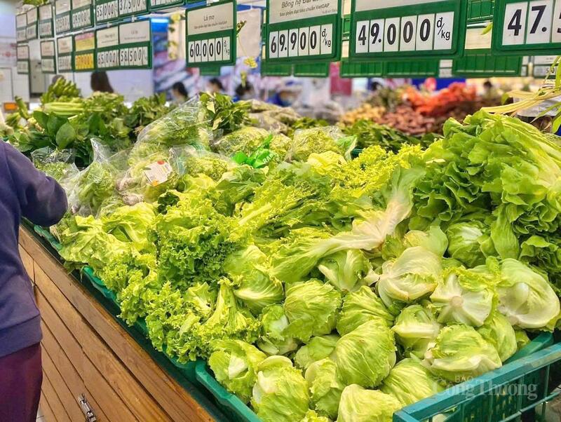 Các mặt hàng rau, củ tươi được siêu thị bày bán. Ảnh: Hiền Mai