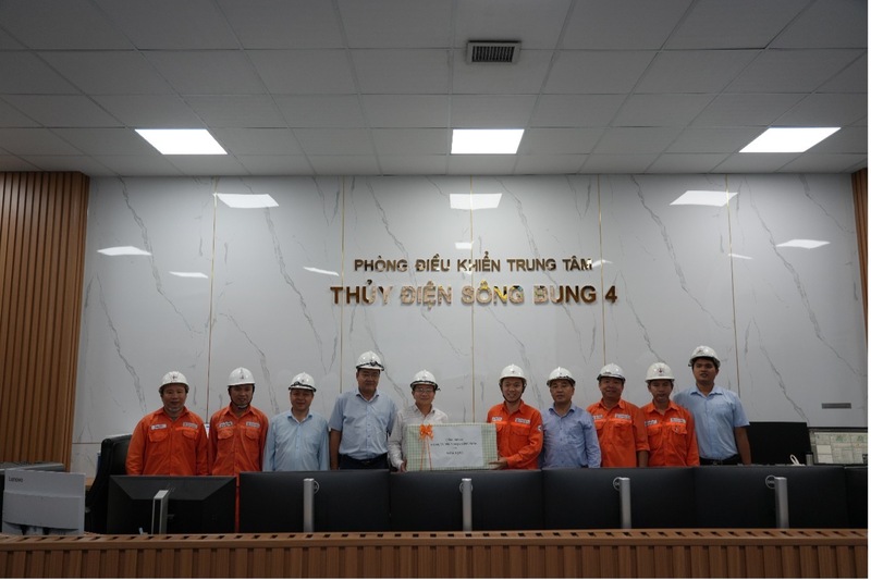 Ông Nguyễn Thành Trung, Bí thư Đảng ủy, Giám đốc Công ty (thứ tư từ trái sang) và ông Vương Thành Chung, Phó Giám đốc, Chủ tịch Công đoàn Công ty (thứ năm từ trái sang) tặng quà cho lực lượng vận hành và sửa chữa trực tiếp tại Nhà máy Thủy điện Sông Bung 4