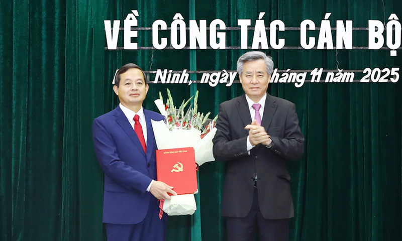 Đồng chí Nguyễn Quang Dương trao quyết định cho đồng chí Phạm Hoàng Sơn. Ảnh: Quốc Trường