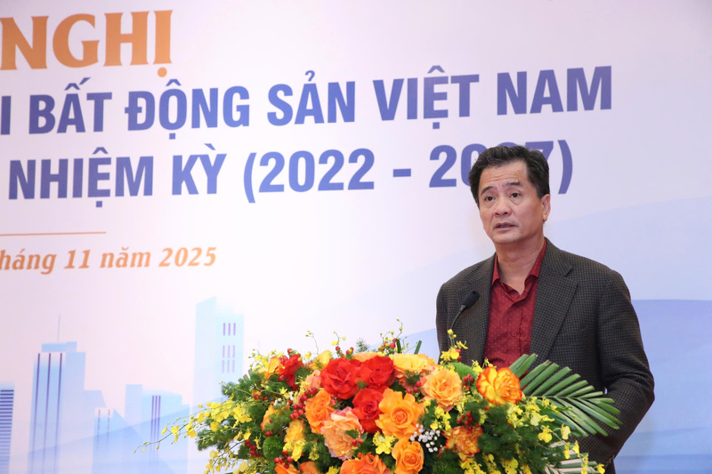TS. Nguyễn Văn Đính, Phó Chủ tịch Hiệp hội Bất động sản Việt Nam, Chủ tịch Chi hội Môi giới Bất động sản Việt Nam báo cáo tại Okvip69 Đăng ký cá cược