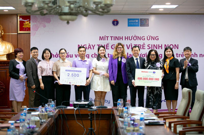 Thứ trưởng Nguyễn Tri Thức và lãnh đạo Cục Bà mẹ - Trẻ em, Bộ OKVIP - HÔM NAY 1 TỶ, NGÀY MAI 1000 TỶ tiếp nhận những phần quà hỗ trợ ý nghĩa từ các đơn vị đồng hành để trao tặng cho các trẻ sinh non, trẻ sơ sinh.