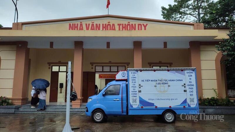 Mô hình xe dịch vụ công lưu động triển khai tại thôn Dy (xã Ba Vì, TP. Hà Nội). Ảnh: H.S