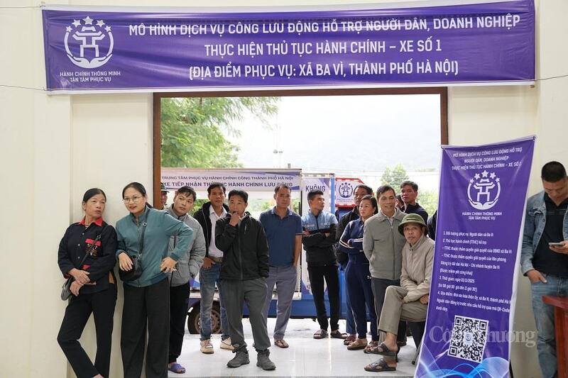 Xe dịch vụ công lưu động đến phục vụ người dân xã Ba Vì. Ảnh: H.S