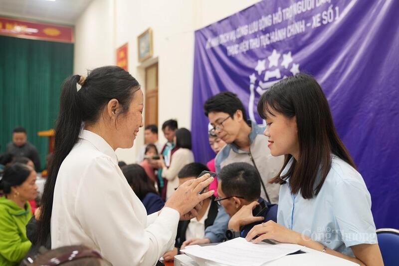 Người dân vui vẻ được cán bộ Trung tâm Phục vụ hành chính công TP. Hà Nội hướng dẫn hoàn thiện thủ tục hành chính. Ảnh: H.S