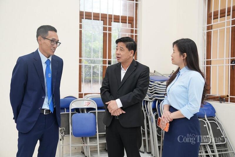 Lãnh đạo Trung tâm Phục vụ hành chính công TP. Hà Nội đến cơ sở kiểm tra vận hành mô hình dịch vụ công di động. Ảnh: H.S