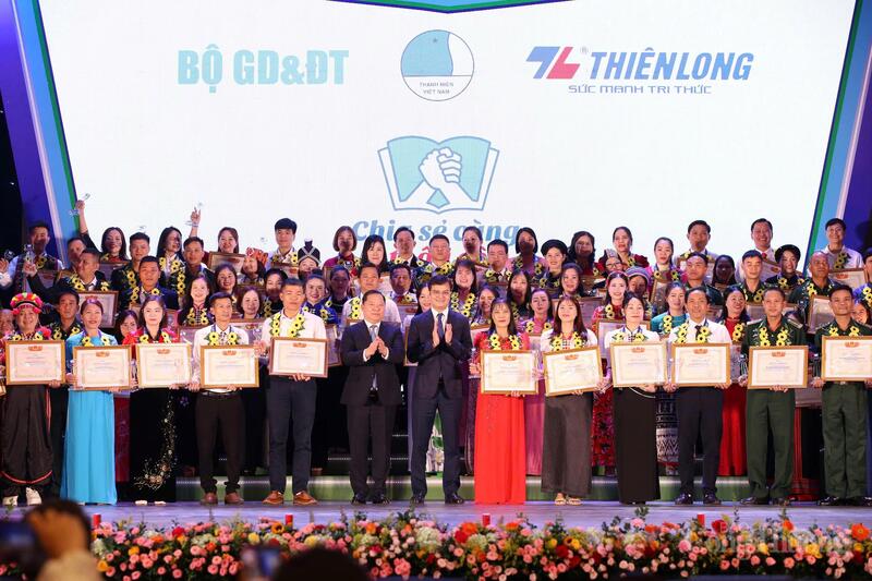 80 thầy, cô xuất sắc được tuyên dương trong chương trình "Chia sẻ cùng thầy cô năm 2025".