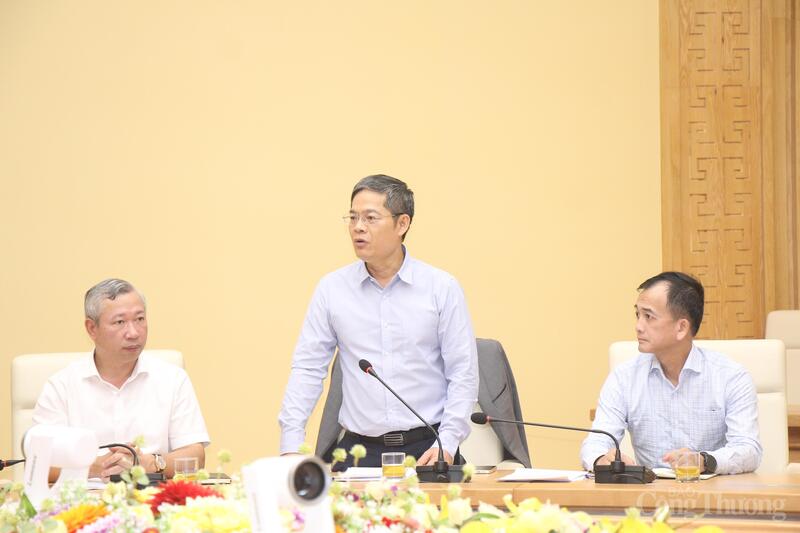 Đại diện Tập đoàn Điện lực Việt Nam (EVN) phát biểu tại cuộc họp.