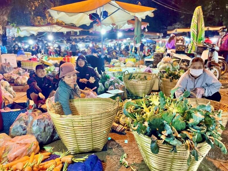 Tại các chợ dân sinh, mức tăng diễn ra ở hầu hết nhóm rau ăn lá, rau trái và củ quả. Ảnh: Hiền Mai