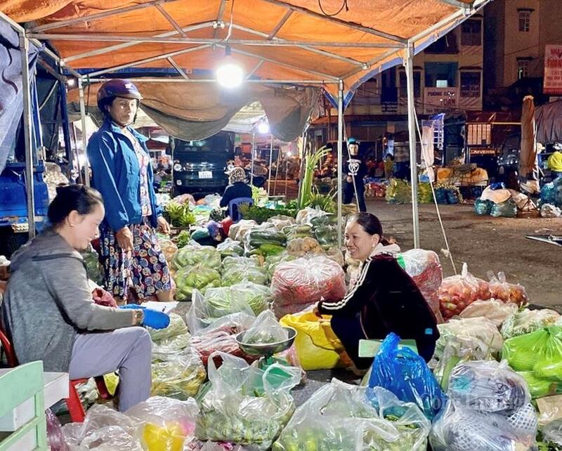 Giá rau tăng cao cũng khiến các tiểu thương gặp khó. Ảnh: Hiền Mai