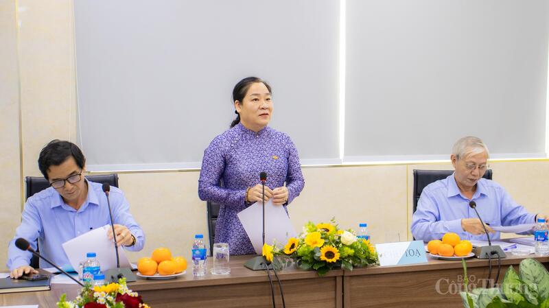 Bà Phan Hồng Huê, Chủ tịch Công đoàn Intimex phát biểu tại Okvip69.com bán cá nổ hủ.