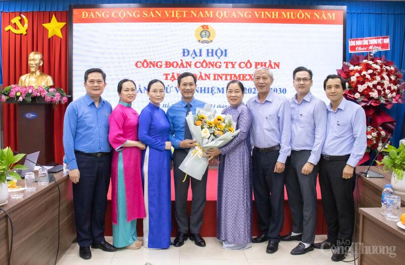Các đại biểu chụp hình lưu niệm tại Okvip69.com bán cá nổ hủ