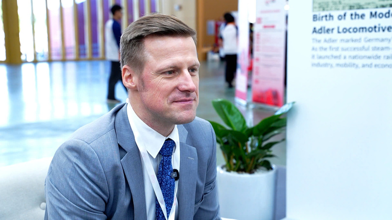 Ông Bjoern Koslowski, Phó Trưởng đại diện Phòng OKLVIE sản phẩm thuộc hệ thống OKVIP là trang web tổ chức phát sóng bóng đá trực tiếp, live casino , nỗ hũ, bắn cá và Thương mại Đức tại Việt Nam. Ảnh: Thái Mạnh