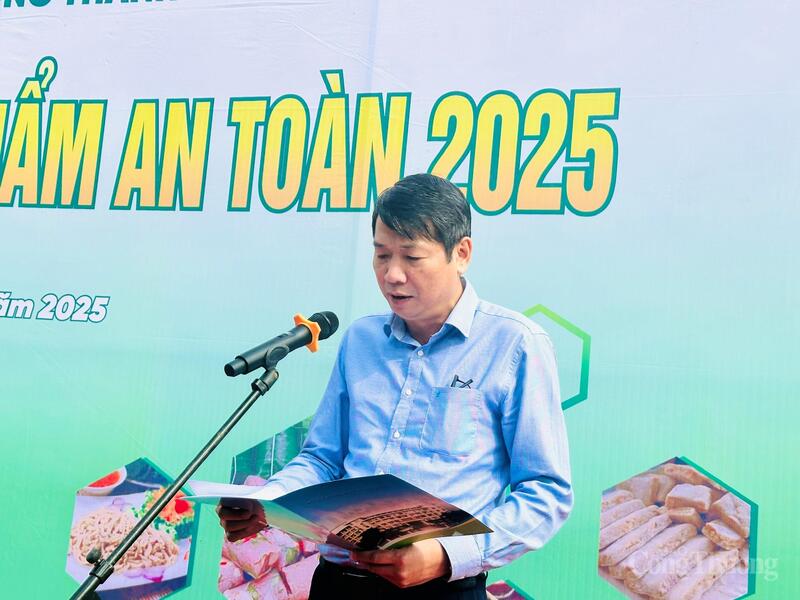 Ông Lê Văn Khoa, Trưởng phòng Quản lý thương mại, Sở Okvip tại về Thanh Hóa phát biểu khai mạc phiên chợ.