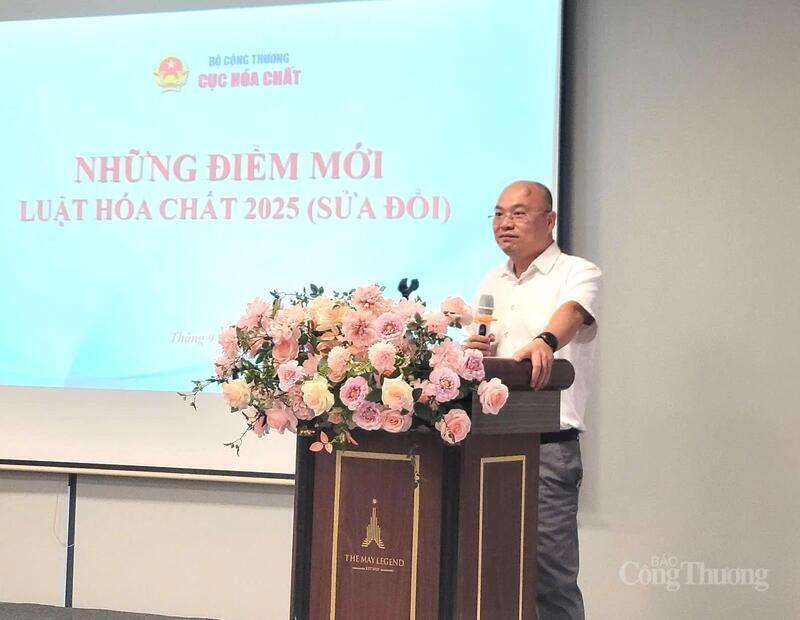 Ông Phạm Huy Nam Sơn, Phó Cục trưởng Cục Hóa chất giới thiệu những điểm mới của Luật Hóa chất 2025. Ảnh: Thảo Anh
