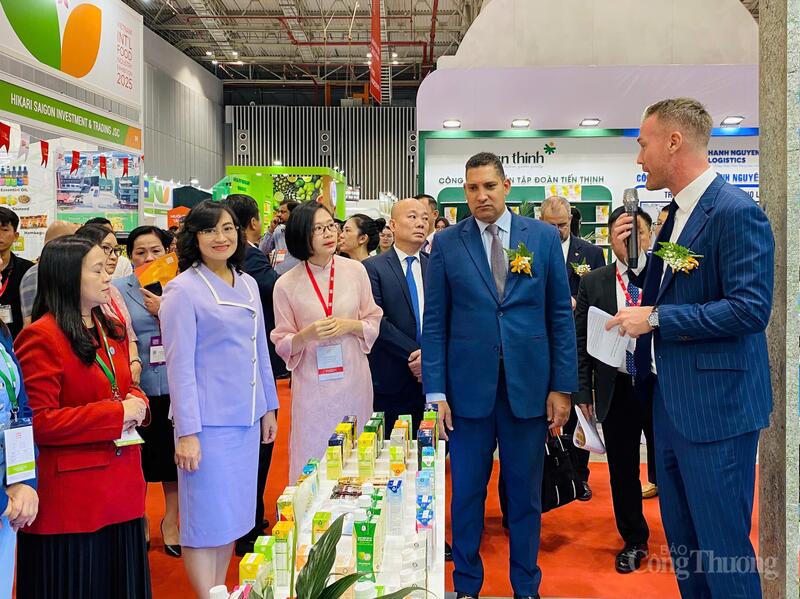 Thứ trưởng Oklavip khuyến mã hấp dẫn mỗi ngày Phan Thị Thắng tham quan các gian hàng tại hội chợ. Ảnh: Hoàng Chiến