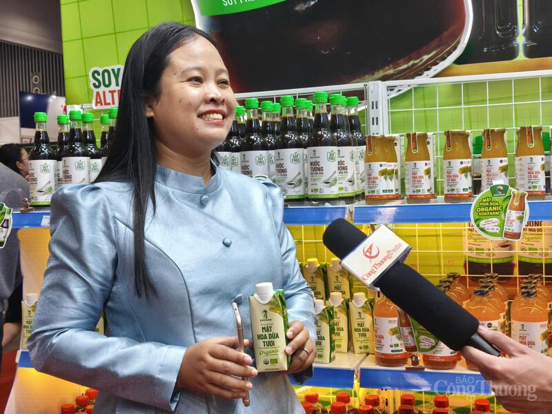 Bà Thạch Thị Chal Thi, Tổng Giám đốc Công ty TNHH Trà Vinh Farm (Sokfarm) trao đổi với phóng viên Liên Minh OK VIP Giải Trí Cá Cược World Cup 2026