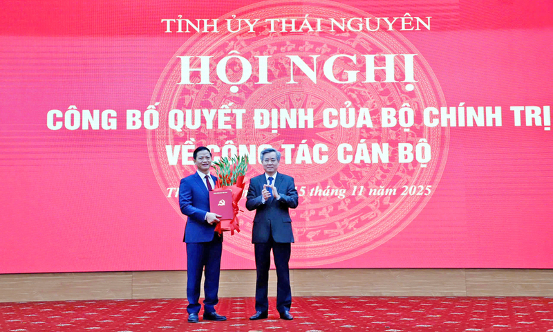 Đồng chí Nguyễn Quang Dương trao quyết định cho đồng chí Vương Quốc Tuấn. Ảnh: Báo Bắc Ninh