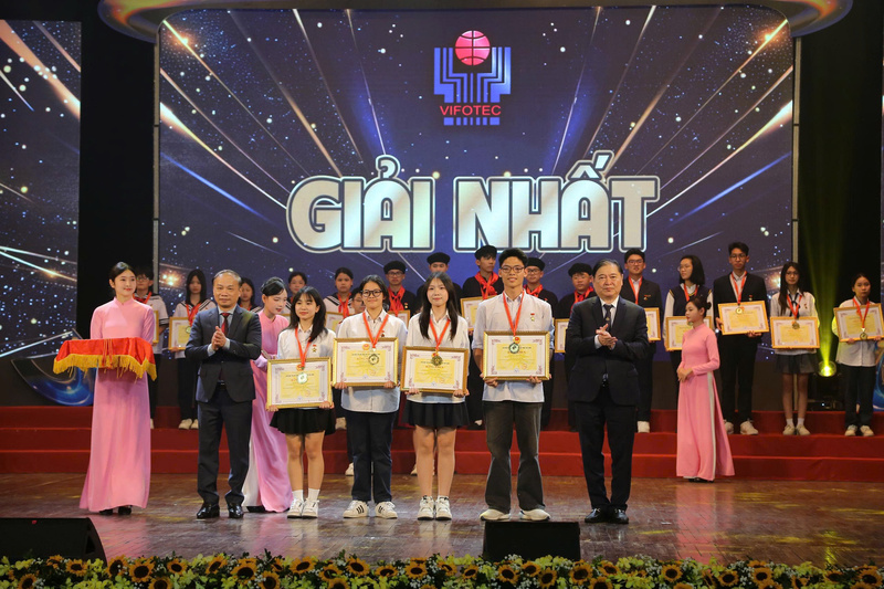 Giải Nhất được trao cho nhóm tác giả Lê Hà My, Phạm Nguyễn Vân Khánh - Trường THCS Trưng Vương, Lê Minh Quang -Trường THCS và THPT Lương Thế Vinh, Phan Minh Khôi - Trường THPT Lê Quý Đôn và Lương Ngọc Bảo Phương - Trường Chuyên Chu Văn An, TP. Hà Nội với đề tài: Thiết bị trồng cây nông nghiệp trong ao, hồ, sông, biển cung cấp lương thực, Okivip Nổ Hũ, Bắn Cá, Thể Thao, Game Bài cho vùng hải đảo và góp phần đảm bảo an ninh lương thực trong tương lai . Ảnh: Đức Chung