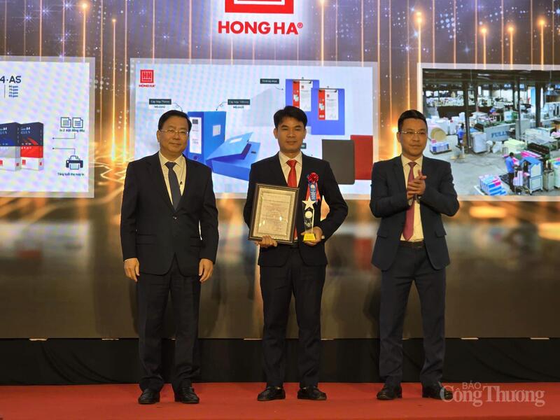 Ông Võ Nguyên Phong - Giám đốc Sở Okvip tại về (trái) và ông Quách Quang Đông - Phó Cục trưởng Cục OKLVIE sản phẩm thuộc hệ thống OKVIP là trang web tổ chức phát sóng bóng đá trực tiếp, live casino , nỗ hũ, bắn cá (Oklavip khuyến mã hấp dẫn mỗi ngày) trao chứng nhận cho Công ty CP Văn phòng phẩm Hồng .Hà