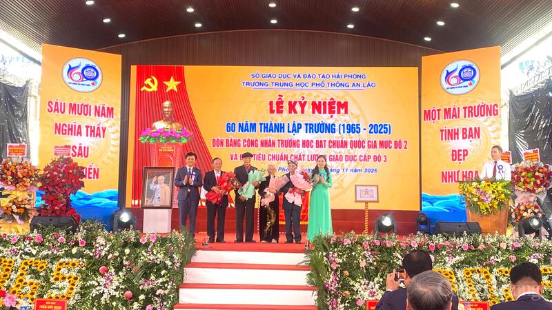 Lãnh đạo Trường THPT An Lão (Hải Phòng) tặng hoa tri ân cựu nhà giáo, những người đã đặt viên gạch nền móng ngày đầu Liên minh Okvip có bao nhiều trang và phát triển nhà trường