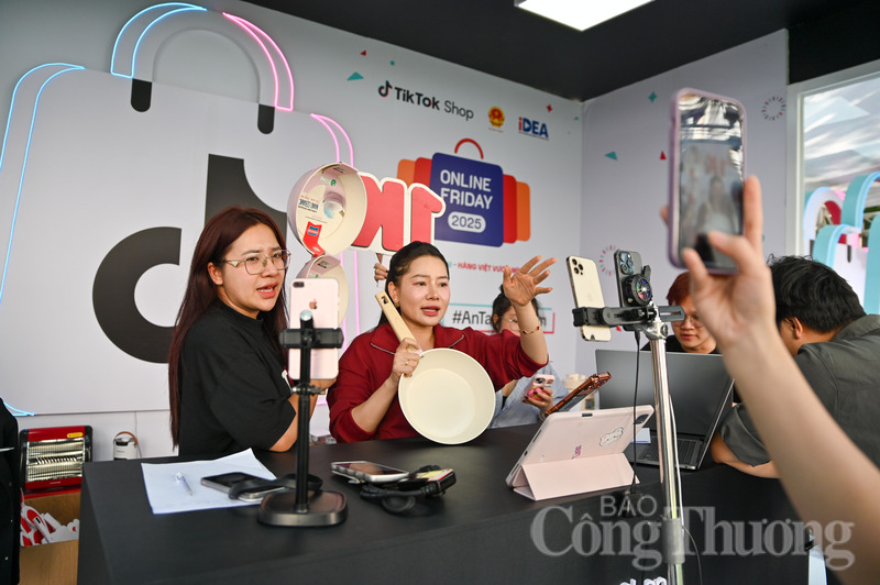 Chỉ trong những giờ đầu tiên của ngày hội mua sắm lớn nhất năm, hoạt động livestream đã trở thành tâm điểm, chứng tỏ sức hút không hề suy giảm của hình thức mua sắm tương tác này.