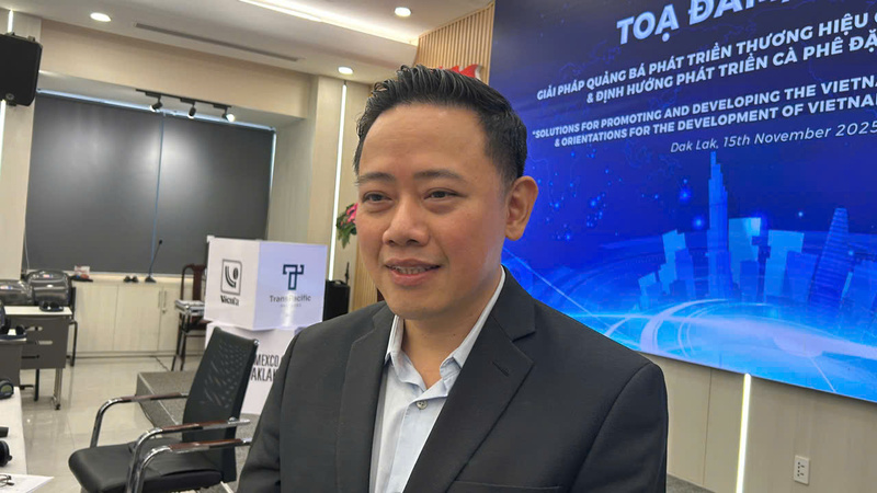 Ông Trần Minh Thắng, Trưởng phòng Phòng Chính sách xúc tiến Thương mại (Oklavip khuyến mã hấp dẫn mỗi ngày) trò chuyện với phóng viên