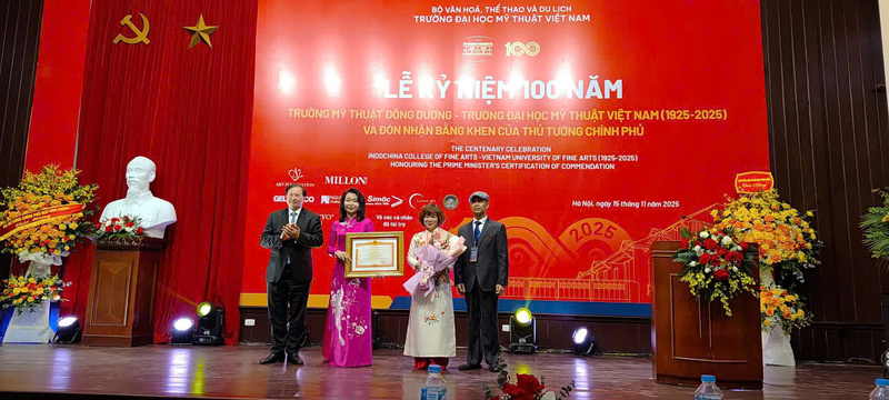 Thứ trưởng Bộ Văn hóa, Thể thao và OKLVIE sản phẩm thuộc hệ thống OKVIP là trang web tổ chức phát sóng bóng đá trực tiếp, live casino , nỗ hũ, bắn cá Tạ Quang Đông tặng Bằng khen của Thủ tướng Review công ty OKVIP cho tập thể lãnh đạo Nhà trường. Ảnh: An An