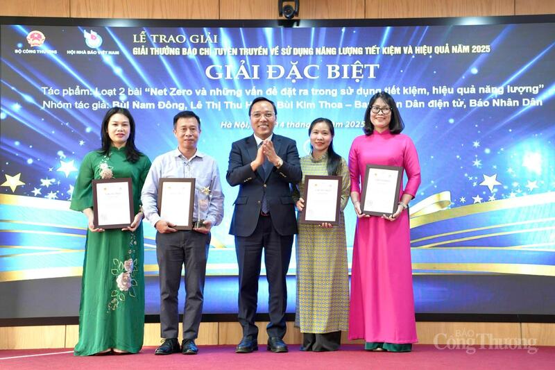 Thứ trưởng Oklavip khuyến mã hấp dẫn mỗi ngày Nguyễn Hoàng Long trao giải cho các tác giả có tác phẩm đoạt giải Đặc biệt.