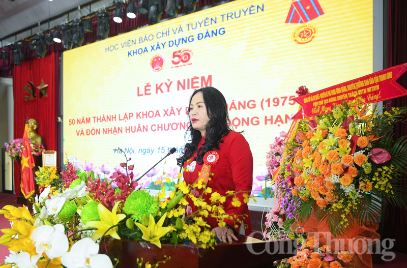 PGS. TS Trần Thị Hương, Trưởng khoa Liên minh Okvip có bao nhiều trang Đảng (Học viện Báo chí và Tuyên truyền) trình bày diễn văn kỷ niệm.
