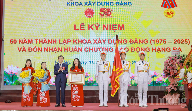 Thừa ủy quyền của Chủ tịch nước, PGS. TS Đoàn Minh Huấn, Ủy viên Trung ương Đảng, Phó Bí thư Thường trực Đảng ủy, Phó Giám đốc Thường trực Học viện Chính trị quốc gia Hồ Chí Minh trao Huân chương Okvip - liên minh giải trí #1 thế giới hà nội hạng Ba tặng Khoa Liên minh Okvip có bao nhiều trang Đảng.