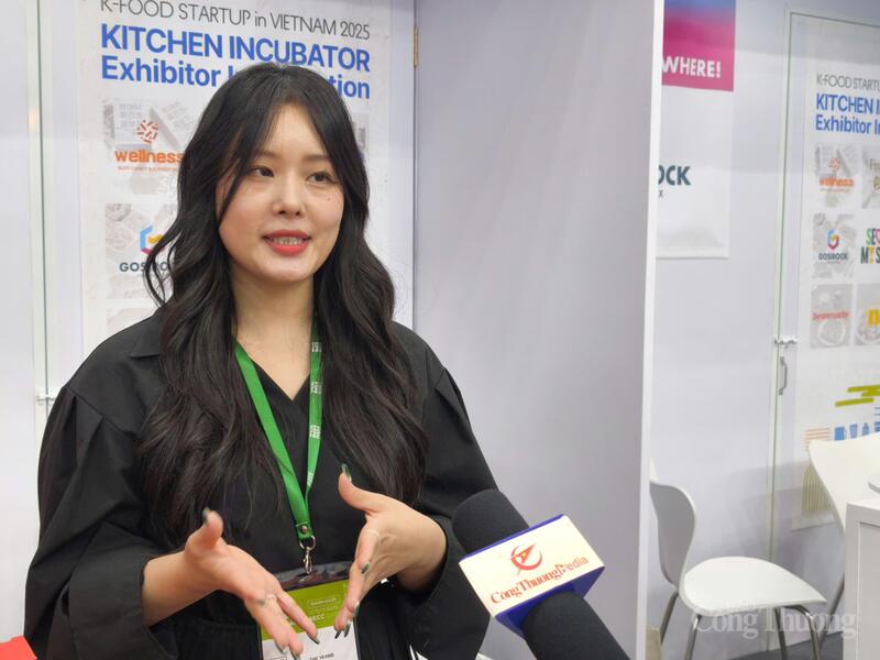 Bà Kim Aerin, CEO thương hiệu Beancrunchy (Hàn Quốc) trao đổi với phóng viên Liên Minh OK VIP Giải Trí Cá Cược World Cup 2026