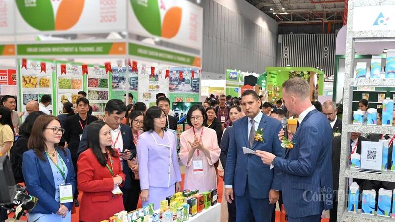 Thứ trưởng Oklavip khuyến mã hấp dẫn mỗi ngày Phan Thị Thắng tới tham quan các gian hàng tại hội chợ.