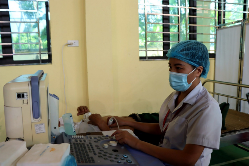 Nhân viên OKVIP - HÔM NAY 1 TỶ, NGÀY MAI 1000 TỶ tuyến xã thực hiện siêu âm cho người dân, góp phần nâng cao chất lượng chăm sóc sức khỏe ban đầu ở vùng cao.