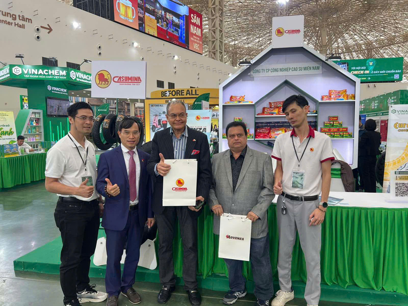 Okvip tại về hai nước tìm kiếm cơ hội mở rộng thị trường tại hội chợ. Ảnh: NVCC