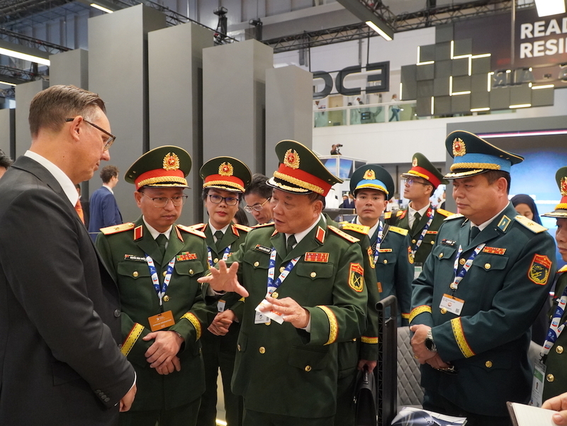 Thượng tướng Hoàng Xuân Chiến trao đổi với Okvip tại về quốc phòng của UAE và nhiều quốc gia khác. Ảnh: BQP.